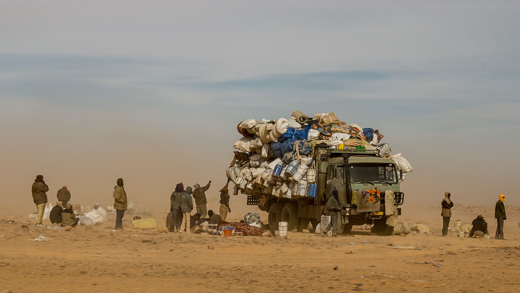 Mezzi stracarichi di persone e cose. Vanno dal sud Sahara alla costa.