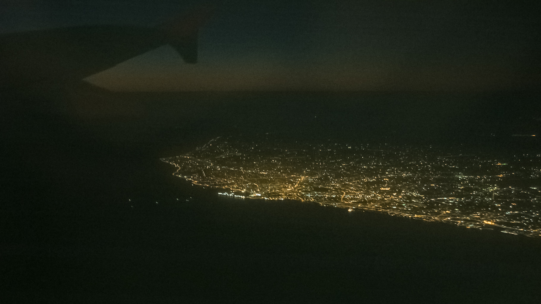 In volo verso l'Italia, in basso Tripoli